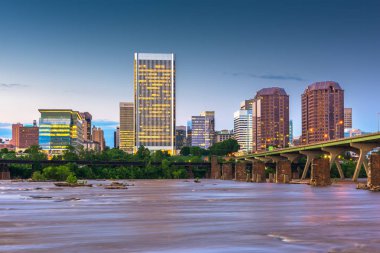 Richmond, Virginia, ABD şehir manzarası James Nehri üzerinde. 