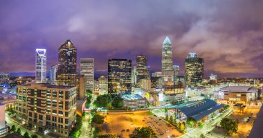 Charlotte, North Carolina, ABD şehir dışına manzarası alacakaranlıkta. 