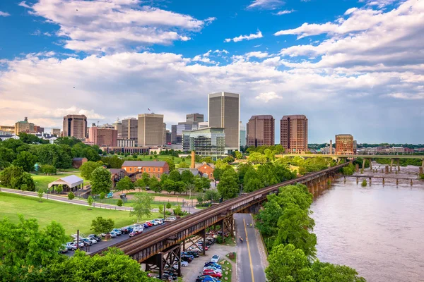 Richmond, Virginia, ABD şehir manzarası James Nehri üzerinde. 
