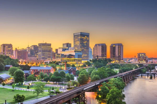 Richmond, Virginia, ABD şehir manzarası James Nehri üzerinde. 