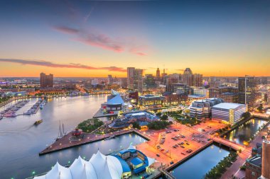 Baltimore, Maryland, ABD şehir manzarası alacakaranlıkta Inner Harbor üzerinde. 