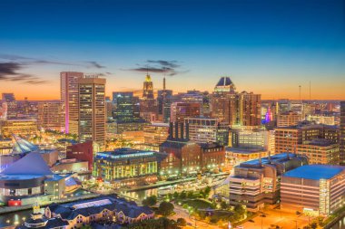 Baltimore, Maryland, ABD şehir manzarası alacakaranlıkta Inner Harbor üzerinde. 