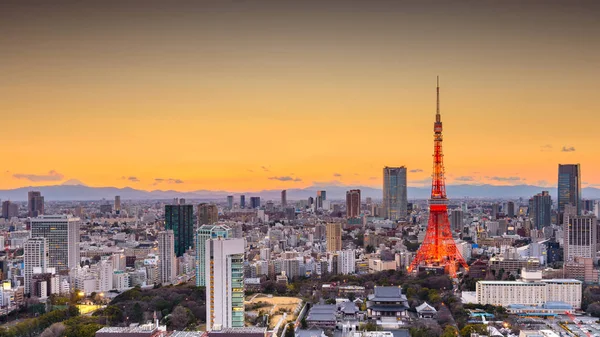 日本の街並みと日没の塔 — ストック写真