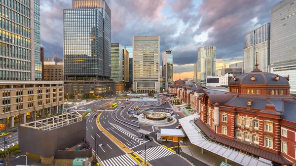 Alacakaranlıkta manzarası Tokyo, Japonya Tokyo İstasyonu üzerinden.