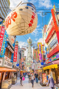 Osaka, Japonya - 1 Mayıs 2014: Shinsekai bölgesinin Osaka. Mahalle 1912 New York ve Paris aslında modelleri olarak hizmet veren ile oluşturuldu.