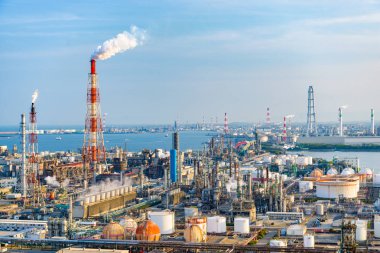 Fabrika ve üretim tesisi alacakaranlıkta Yokkaichi, Japonya.