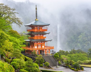 Nachi, Japonya Kumano Nachi Taisha Pagoda ve sisli bir günde şelale. 