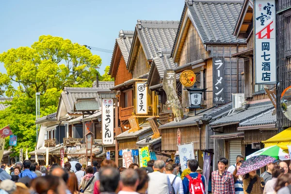 2014 群集はおはらい町の歴史ある商店街を歩きます 再建された建物は江戸時代の伝統的なスタイルで完成品します — ストック写真