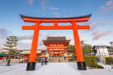 Kyoto, Japonya alacakaranlıkta Fushimi Inari tapınak ana kapısında. 