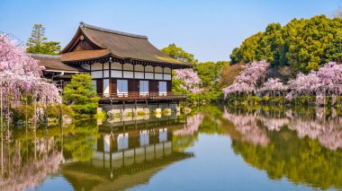 Kyoto, Japonya bahar Heian Tapınak'ın gölet Garden.