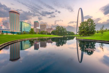 St. Louis, Missouri, ABD şehir manzarası ve sabah parkta.