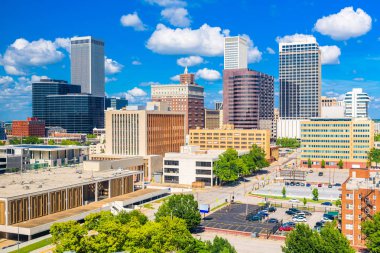 Tulsa, Oklahoma, ABD şehir merkezi öğleden sonra gökyüzü.
