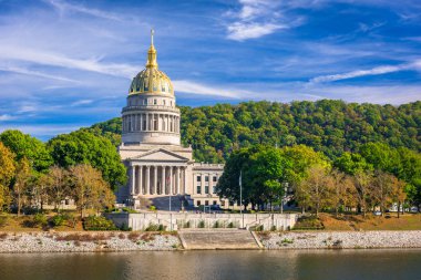 Charleston, Batı Virginia, ABD Kanawha nehrinde West Virginia Eyaleti Meclis Binası.