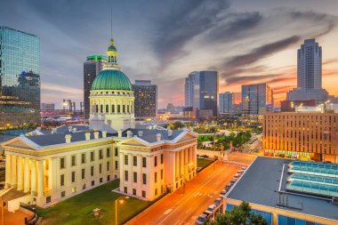 St. Louis, Missouri, ABD şehir merkezi alacakaranlıkta kemer ve adliye ile.
