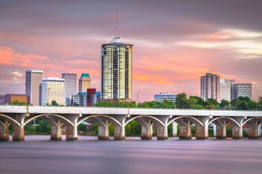 Alacakaranlıkta Arkansas Nehri üzerinde Tulsa, Oklahoma, ABD şehir manzarası. 