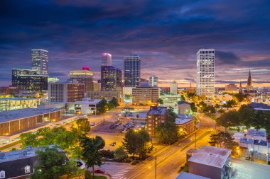 Tulsa, Oklahoma, ABD şehir merkezi alacakaranlıkta ufuk çizgisi.