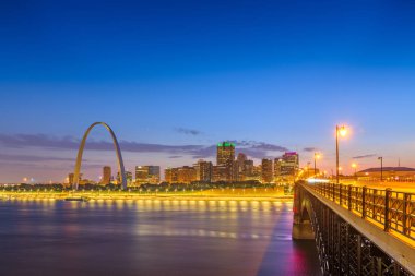 St. Louis, Missouri, ABD şehir cityscape alacakaranlıkta Mississippi Nehri üzerinde.