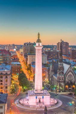 Baltimore, Maryland, ABD cityscape Mt. Vernon ve Washington Anıtı. 