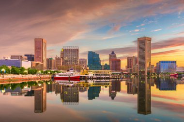 Baltimore, Maryland, ABD Skyline Inner Harbor alacakaranlıkta dramatik gökyüzü ile.