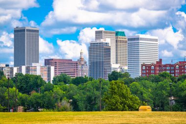 Alacakaranlıkta Arkansas Nehri üzerinde Tulsa, Oklahoma, ABD şehir manzarası.