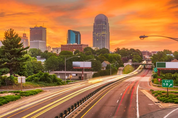 Autostrady Zmierzchu Panoramę Winston Salem North Carolina Stany Zjednoczone Ameryki — Zdjęcie stockowe