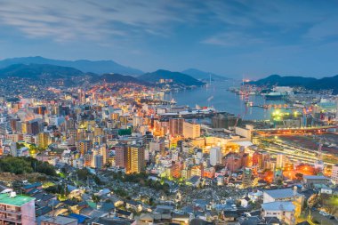 Nagasaki, Japonya yukarıdan bay alacakaranlıkta üzerinden şehir manzarası.