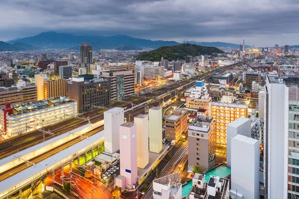 Shizuoka, Japonya şehir şehir manzarası alacakaranlıkta.