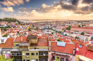 Lizbon şehir manzarası ile Sao Jorge Kalesi ve Tagus Nehri.