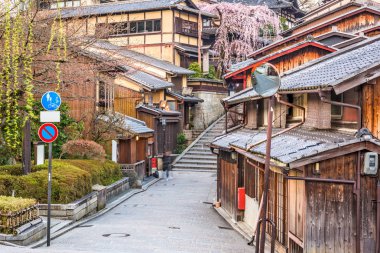 Kyoto, Japonya bahar kiraz çiçekleri ile şafak Higashiyama bölgesinde.