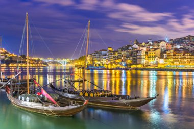Porto, Portekiz cityscape gece Douro nehir üzerinde.