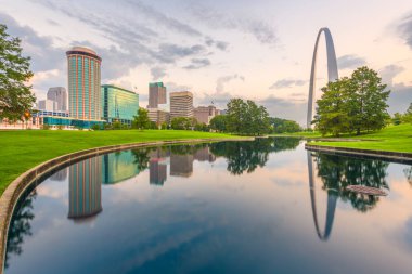 St. Louis, Missouri, ABD şehir manzarası ve sabah parkta.