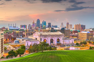 Kansas City, Missouri, ABD şehir merkezi alacakaranlıkta Union Station ile gökyüzü.