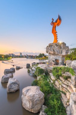 Wichita, Kansas - Augus 31, 2018: Arkansas ve Arkansas Nehri downtown Wichita şafakta yakınındaki Plains bekçisi, izdiham. 