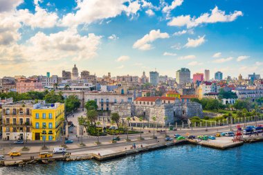 Havana, Küba'da şehir manzarası Malecón üzerinde.