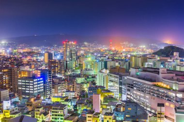 Gece yukarıdan şehir cityscape Shizuoka, Japonya.