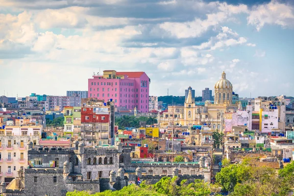 ハバナ キューバ マレコンのダウンタウンのスカイライン — ストック写真