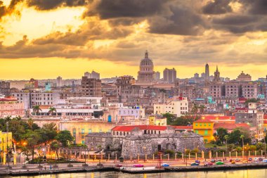 Havana, Küba'da şehir manzarası dusk Malecón liman bölgesinde üzerinde.