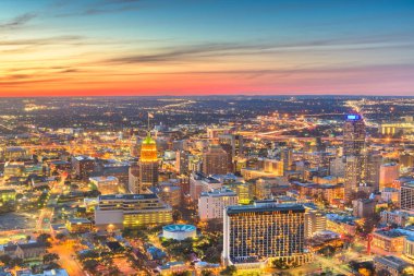 Sadece güneş battıktan sonra yukarıdan San Antonio, Texas, ABD şehir şehir manzarası.