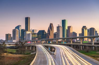 Houston, Texas, ABD şehir şehir manzarası ve otoyol alacakaranlıkta.