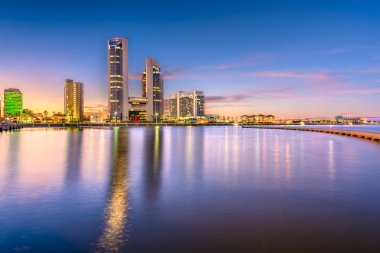 Corpus Christi, Texas, ABD skyline akşam körfezde.