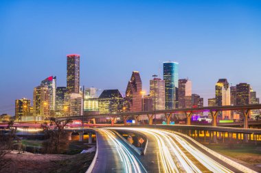 Houston, Texas, ABD şehir şehir manzarası ve otoyol alacakaranlıkta.