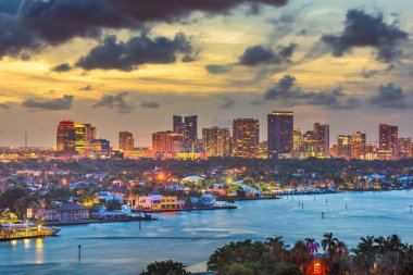 Fort Lauderdale, Florida, ABD manzarası ve nehir alacakaranlıkta.
