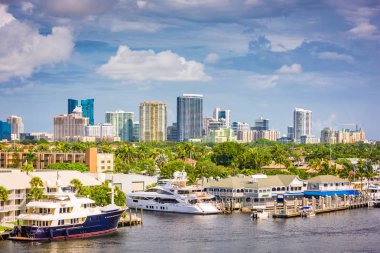 Fort Lauderdale, Florida, ABD skyline öğleden sonra Nehri üzerinde.