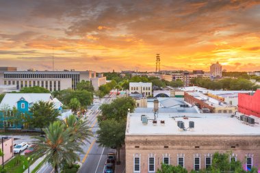 Gainesville, Florida, ABD şehir cityscape alacakaranlıkta.