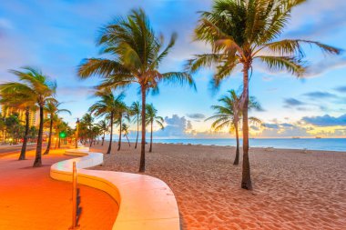 Fort Lauderdale, Florida, ABD plaj ve yaşamı kule güneş doğarken koru.