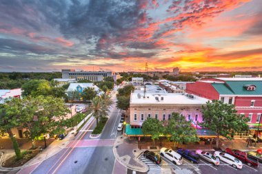 Gainesville, Florida, ABD şehir cityscape alacakaranlıkta.