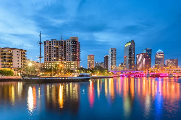 Tampa Flórida Eua Skyline Centro Cidade Baía Crepúsculo — Fotografia de Stock