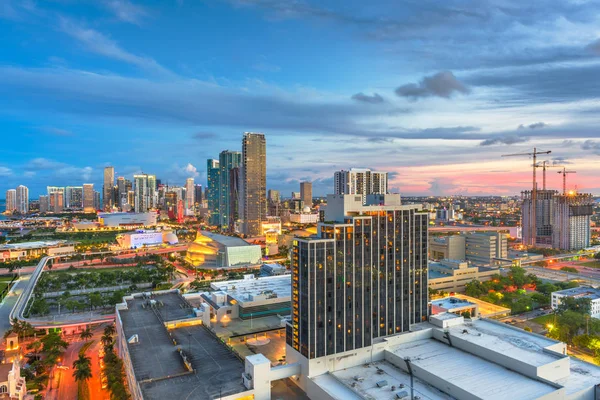 Miami, Florida, USA skyline aerea al tramonto . — Foto Stock