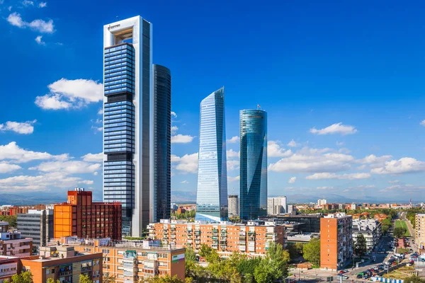 Madrid, Španělsko finanční čtvrť Panorama. — Stock fotografie