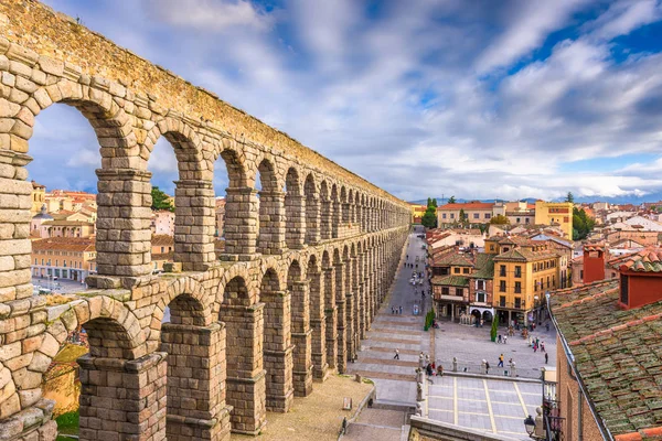 Segovia, Hiszpania przy starożytnym rzymskim akwedukcie — Zdjęcie stockowe